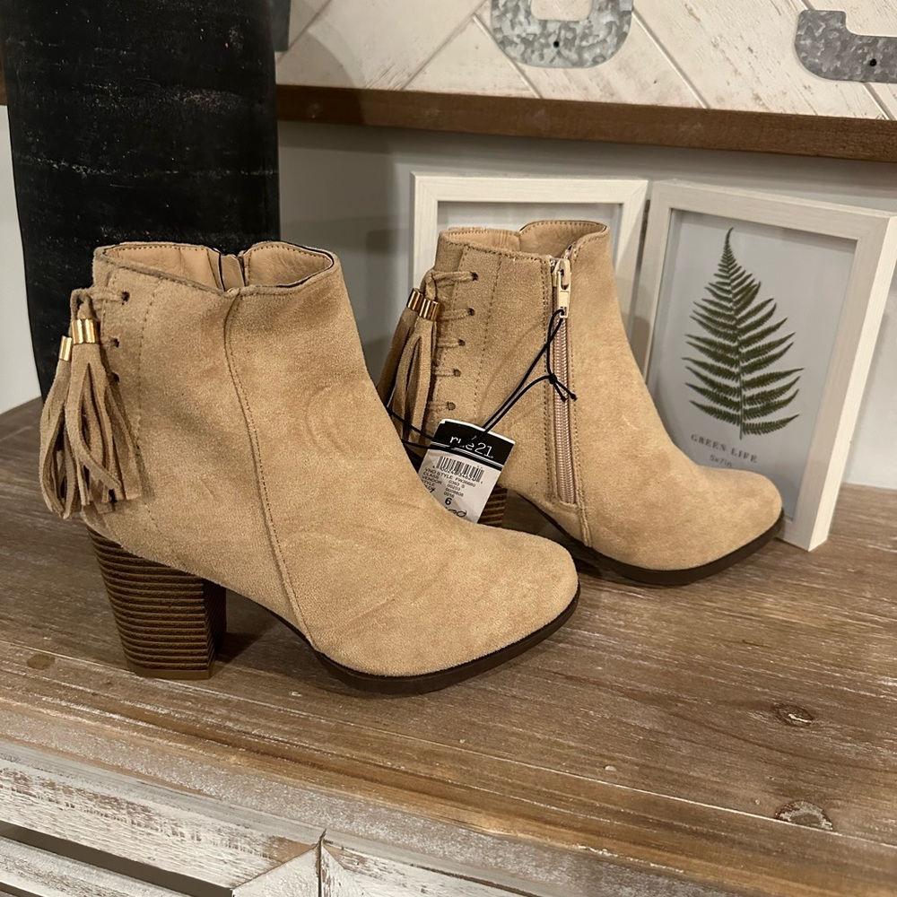 Women's Boots Heeled Rue21 Suede-Like Zip NEW Size 6 NWT